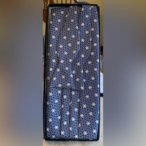 Vineyard Vines navy snowflake bow tie and cummerbund set New in damaged box!